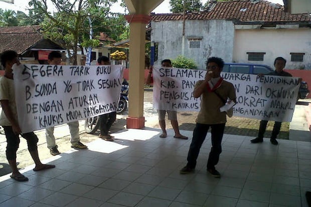 Buku Bahasa Sunda SMP...