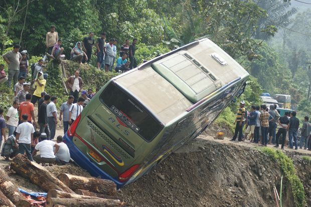Bus ALS Nyaris Masuk...