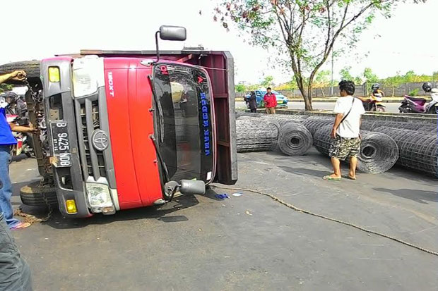 Truk Pengangkut Besi...