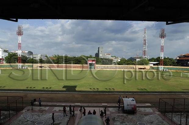 Perawatan Lapangan Stadion...