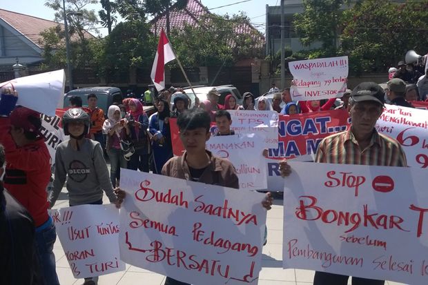 TPS Dibongkar, Pedagang...