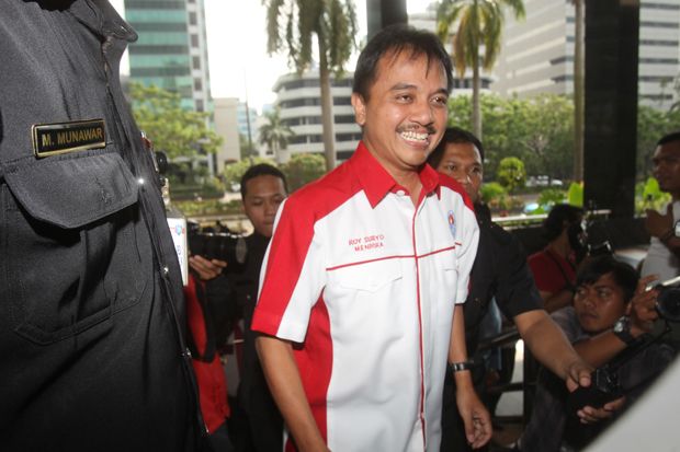 Roy Suryo Jenguk Andi...