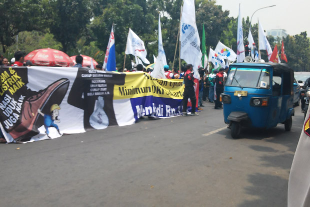 Buruh Desak Ahok Naikkan...