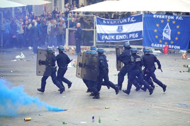 Dua Fans Everton Jadi...