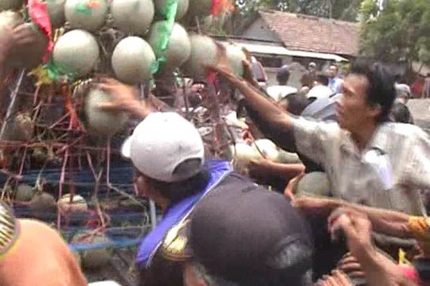 Sedekah Bumi, Warga...