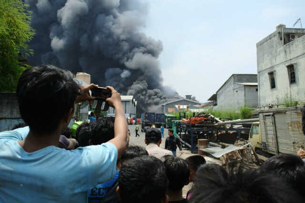 Api Membesar, Warga...