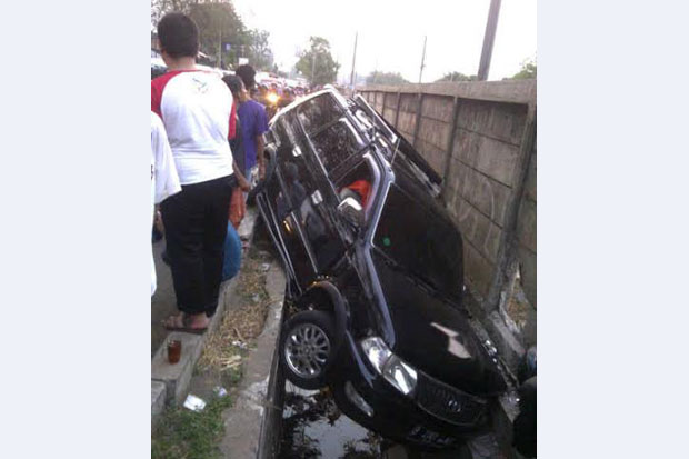 Kijang Masuk Parit di...