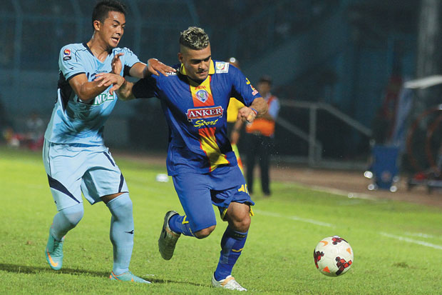 Lumat Persela, Arema...