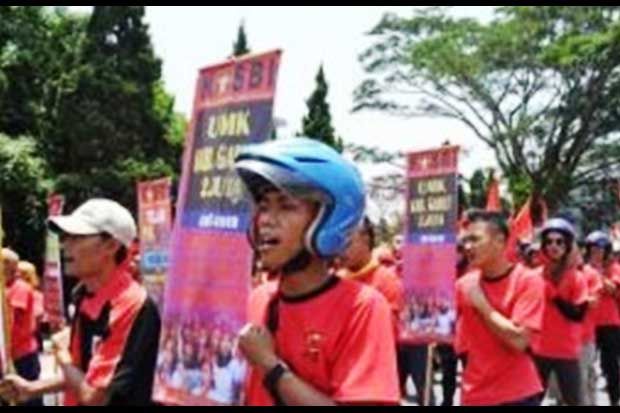 Buruh Garut Tuntut UMK...
