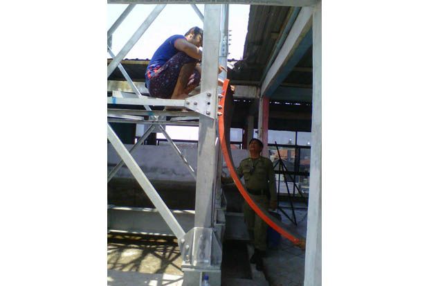 Tak Berizin, Tower Seluler...