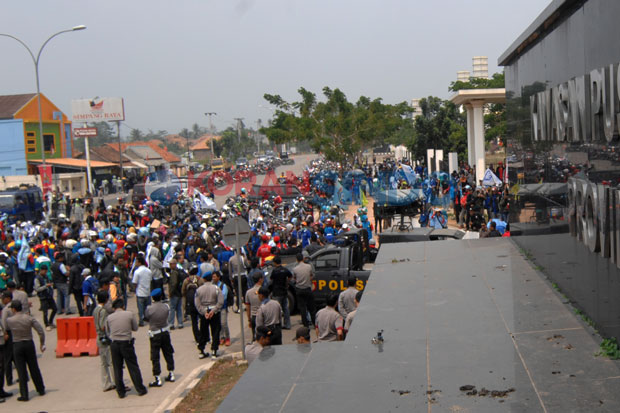 Buruh Tangerang Minta...