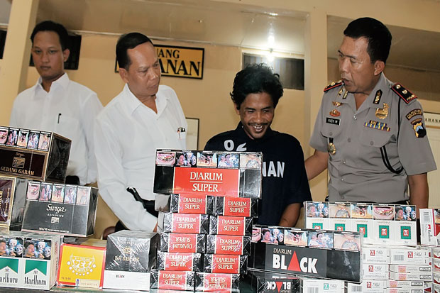 Sembunyi di Plafon,...