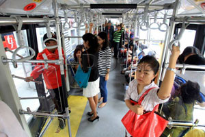 Busway Diserobot Kembali,...