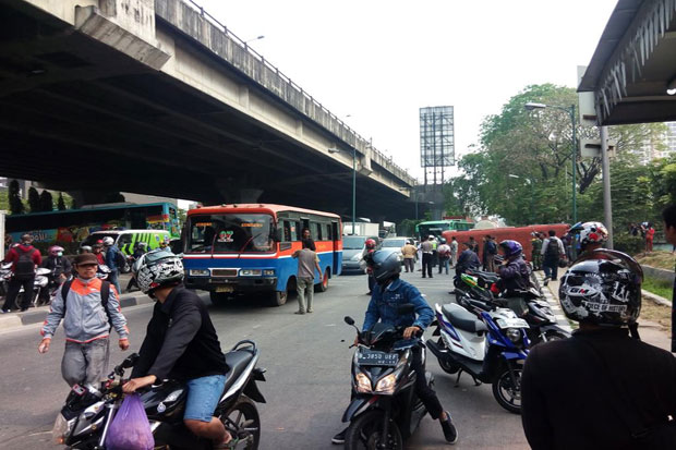 Mayasari vs Metro Mini...