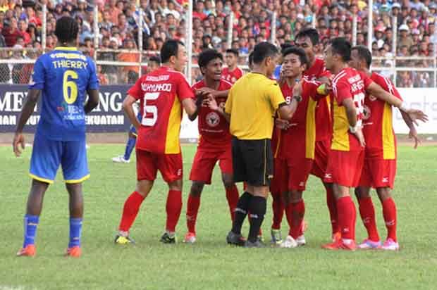 Semen Padang Protes...
