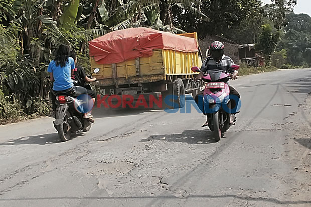 Perbaikan Jalan di Banten...