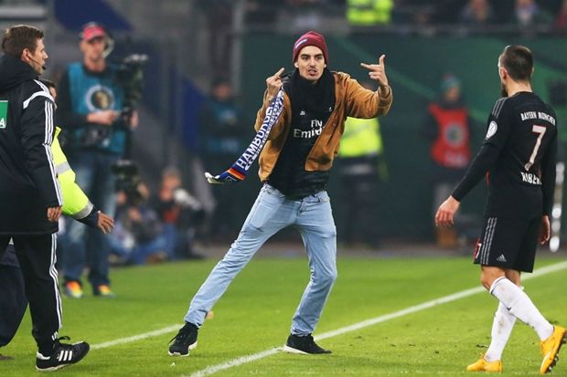 Fans Hamburg Pukul Wajah...
