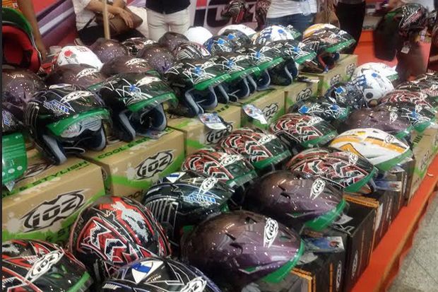 Berburu Helm Murah di...