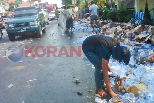 Tabrak Truk, Dua Pemotor...
