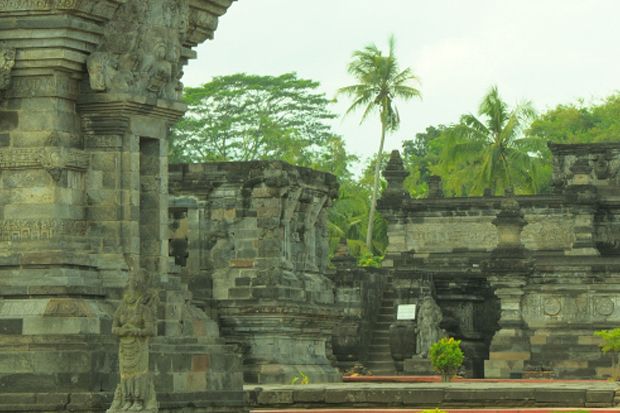 Benahi Candi Penataran,...