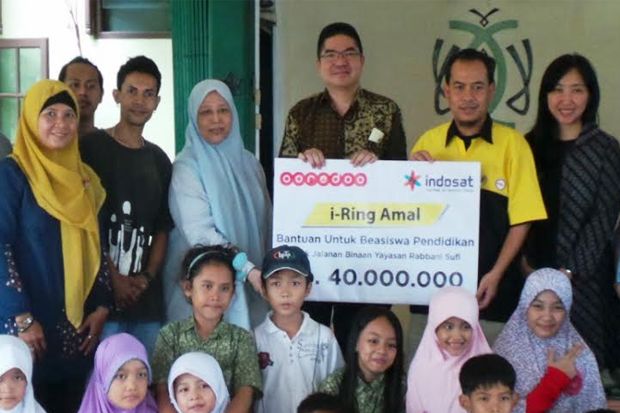 Indosat Serahkan Donasi...