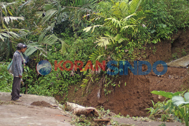 Banjir Bandang Hanyutkan...