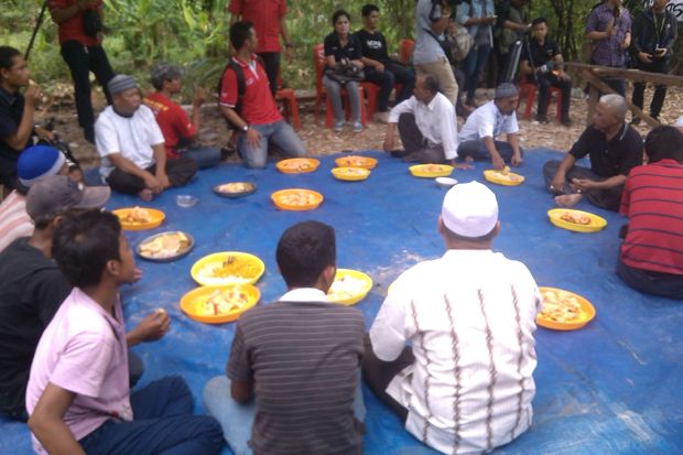 Tukang Sate Bebas, Warga...