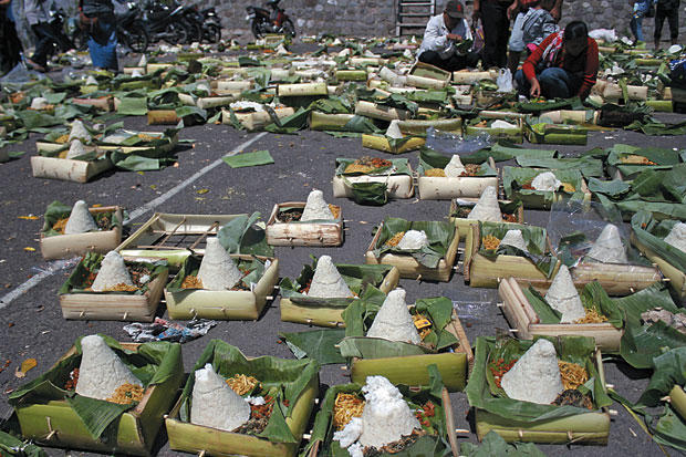 Persembahkan 1.000 Tumpeng...