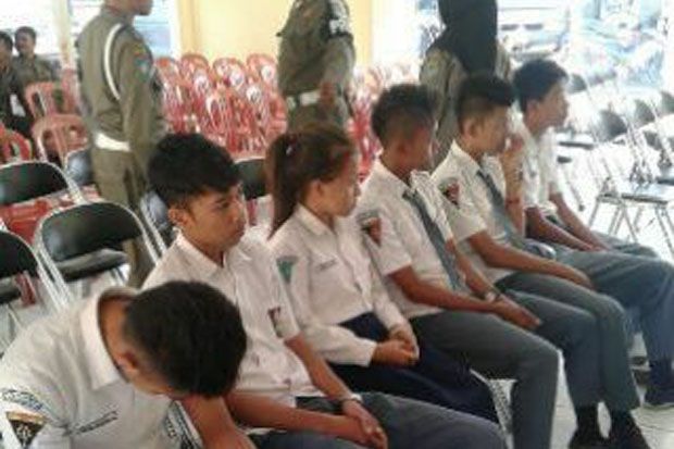 Dua Pelajar Tengah Pesta...