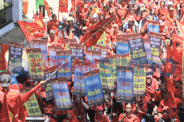 Buruh Tuntut UMK Bandung...