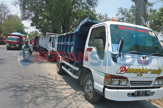 Hilir Mudik Truk Tanah...