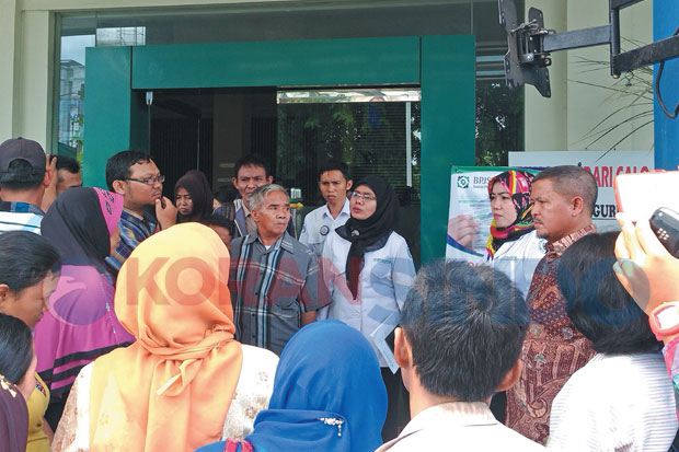 Warga Protes Aturan...