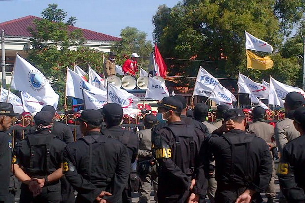 Buruh Desak Risma Usulkan...