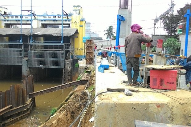 Warga Protes, Proyek...