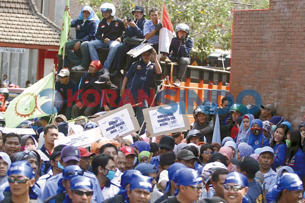 Digeruduk Buruh, Bupati...
