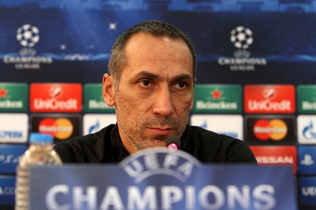 Tandang ke PSG, Pelatih...