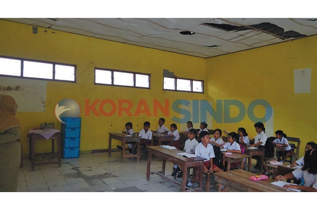 Plafon Jebol, Siswa...