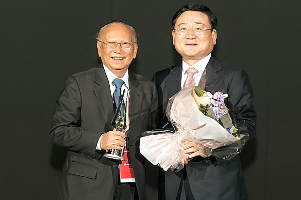 KIA Indonesia Raih Distributor...