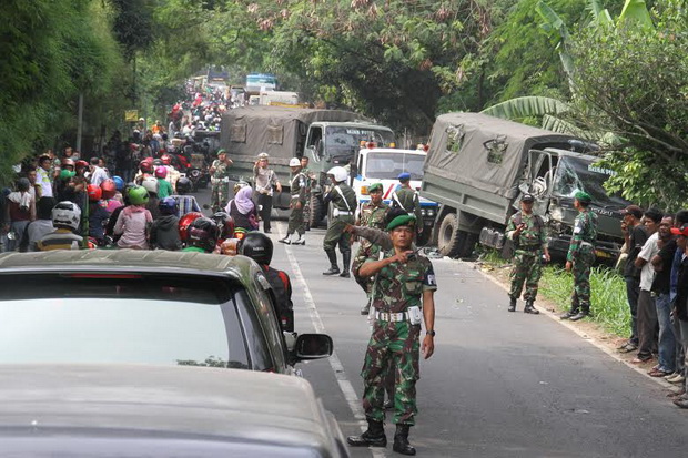 Iring-iringan TNI AD...