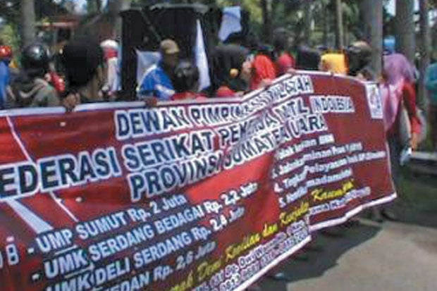 Ratusan Buruh Tuntut...