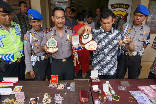 Pembantu Rumah Tangga...