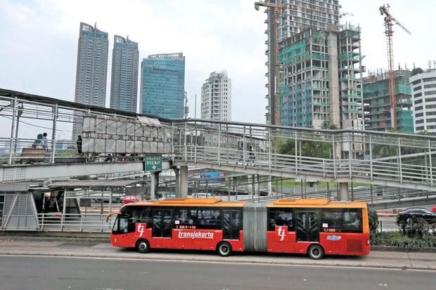 Puluhan Bus Gandeng...