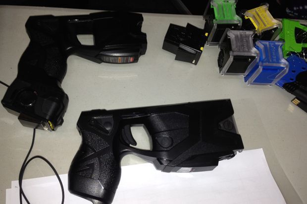 Senjata Kejut Taser...