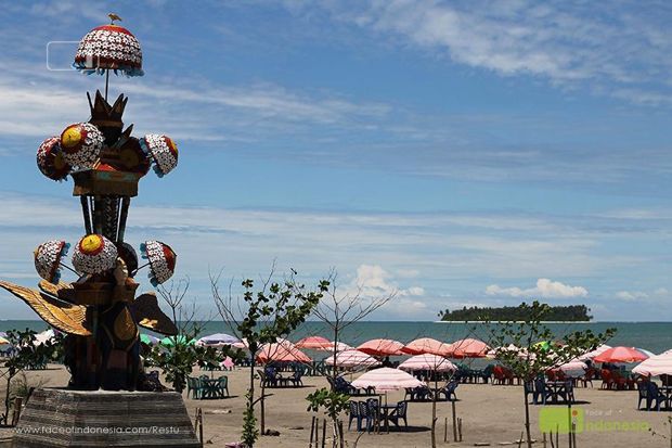 Memandang Pantai Sambil...
