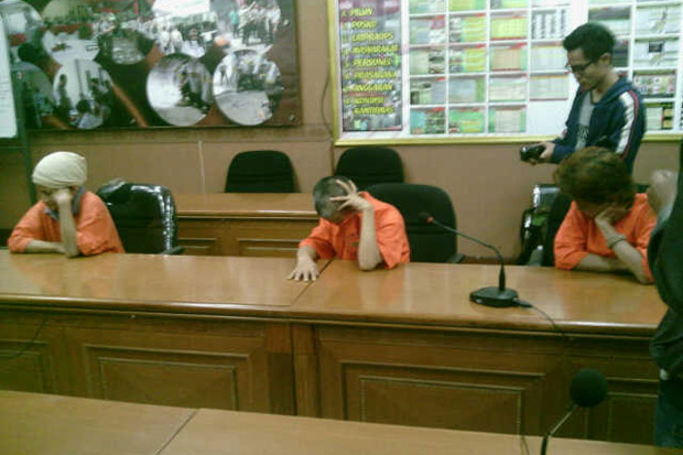 Siksa Pembantu, Tiga...