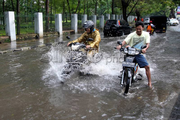 Hujan, Sejumlah Jalan...