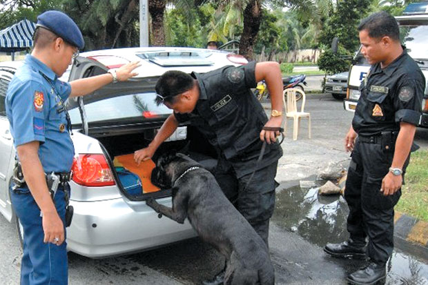 Anjing Selamatkan Polisi...