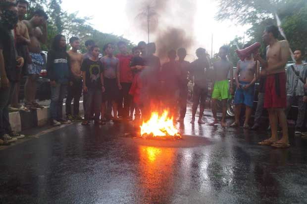 Di Bawah Guyuran Hujan,...