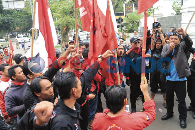 Buruh Desak Gubernur...