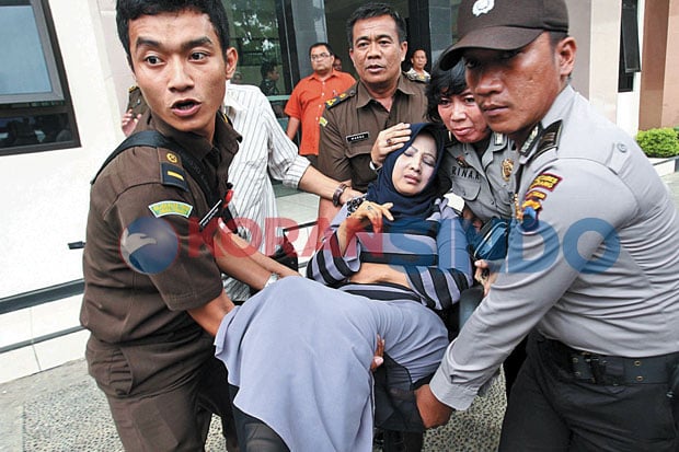 Ditahan, Rina Iriani...